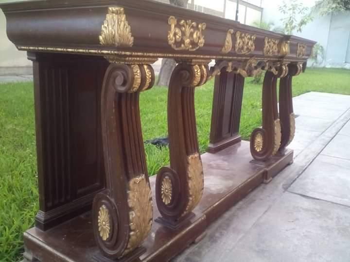 Mueble de roble en pan de oro