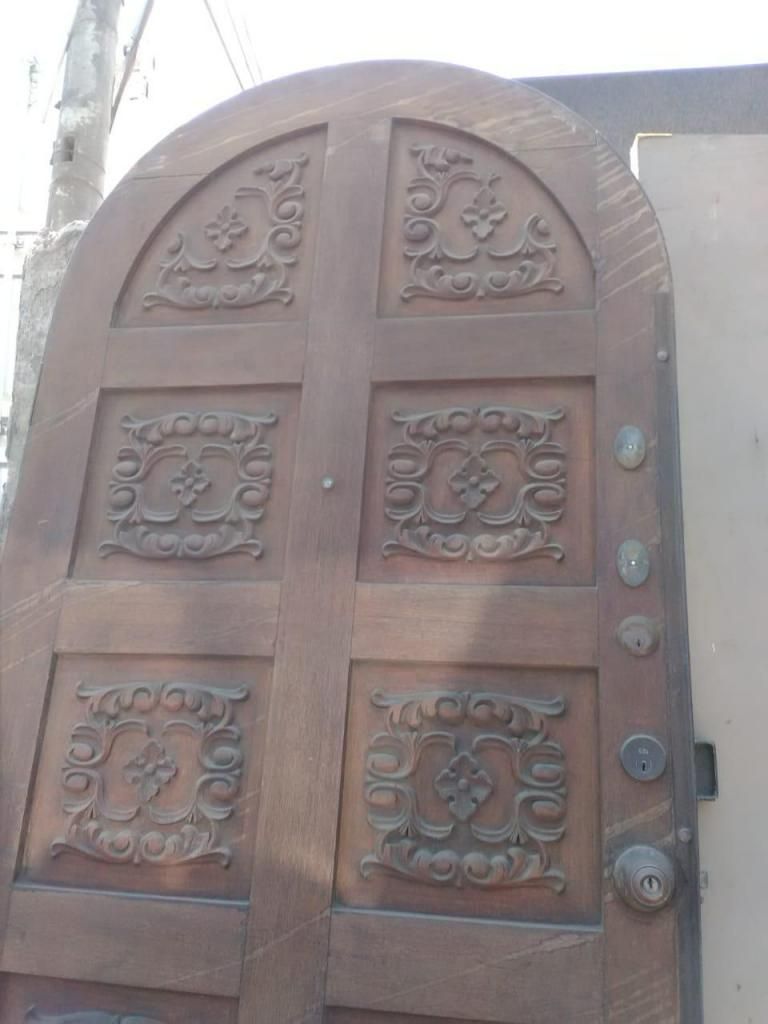 Puerta de madera tallada