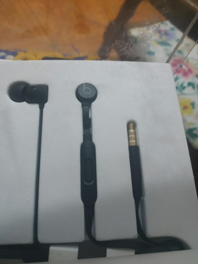 Urbeats 3 Color Negro Caja Abierta