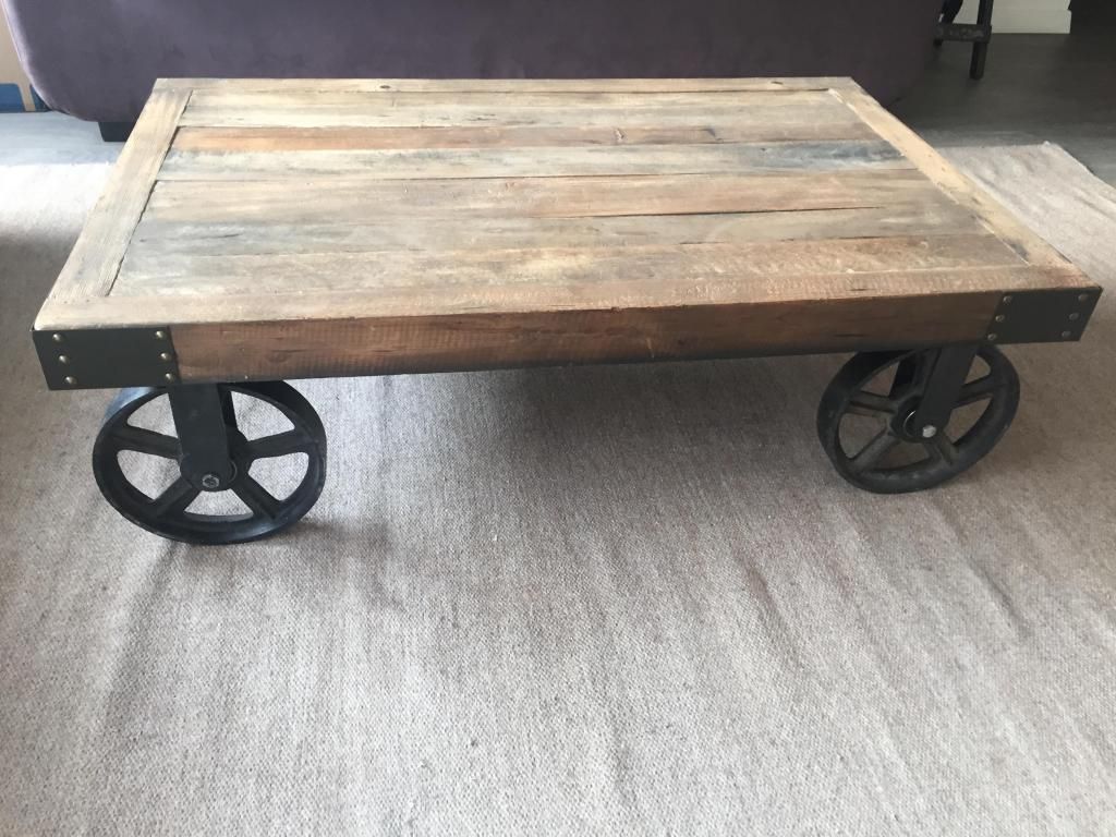 Hermosa mesa de centro de madera y fierro