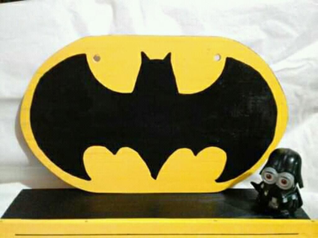 Repisa Escudo de Batman en Madera