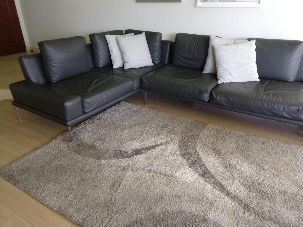 Sillon sofa seccional de cuero gris oscurocon patas de acero