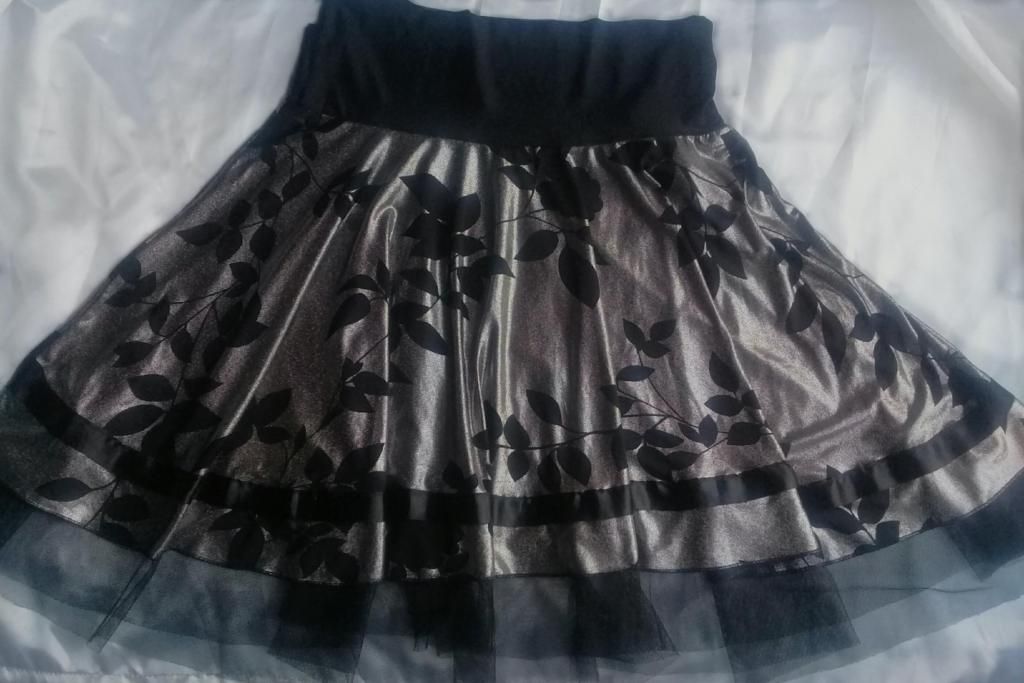 Falda elegante talla M plateado con negro