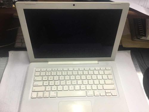 Macbook Blanca  Core 2 Dúo 2.4ghz, 4gb, 160 Disco.