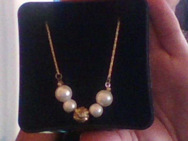 collar bello con perlas brillantes