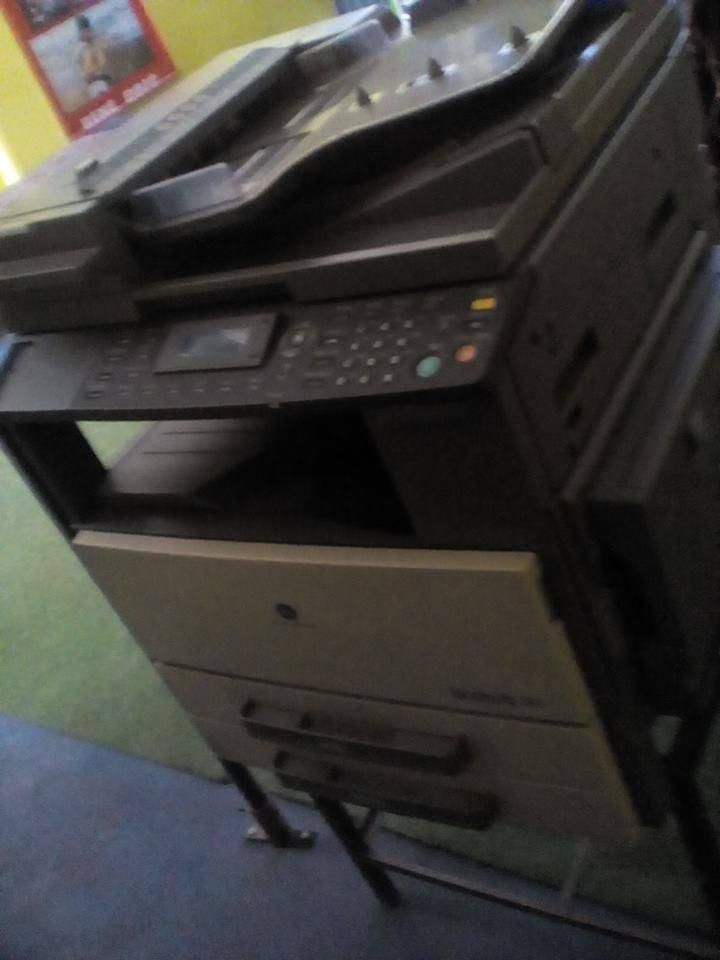 ,pantalla led, fotocopiadora, estabilizador y router