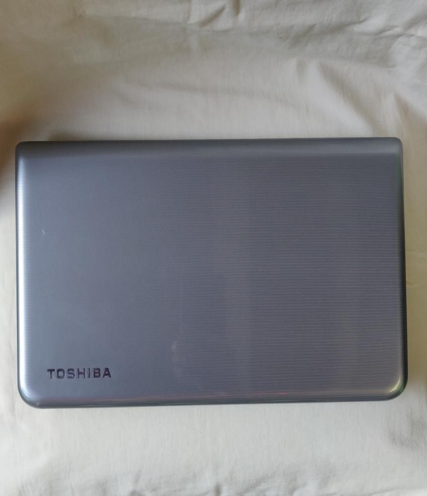 Venta de Laptop Toshiba Semi Nueva