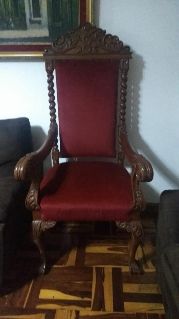 Elegante silla de madera tallada S/. 