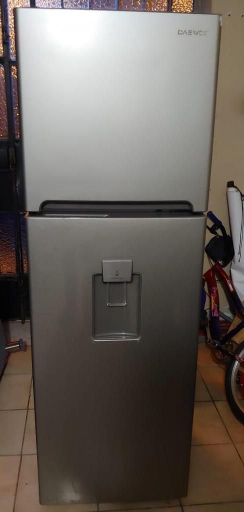 Refrigeradora 290 litros con Dispensador Inox seminueva