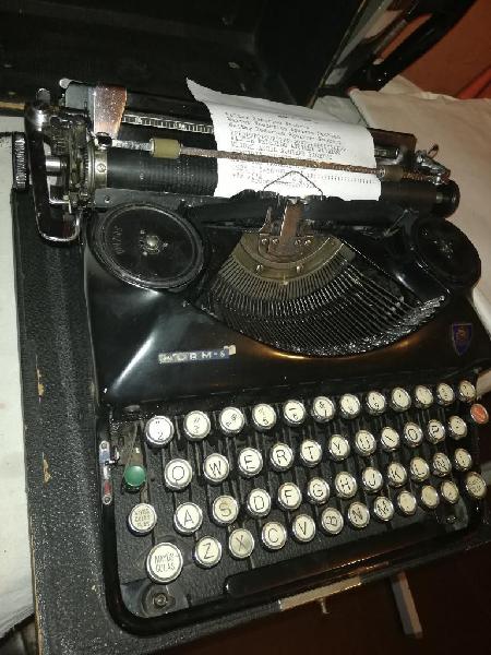 Antigua Máquina de Escribir Triumph