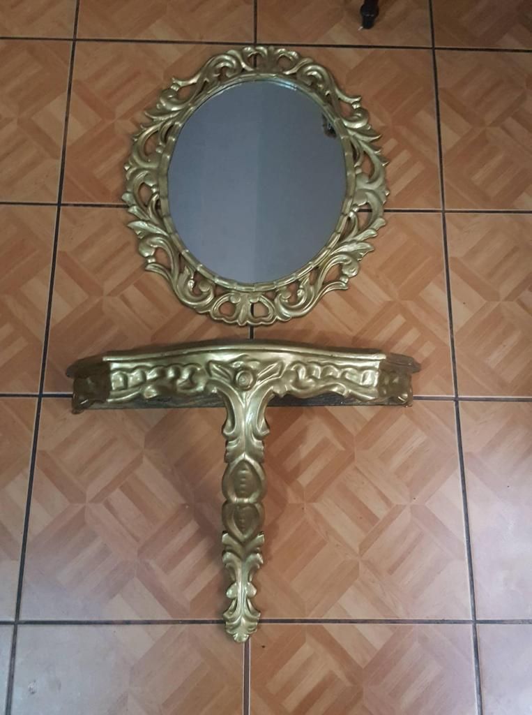 Antigua consola con espejo reondo en cedro tallado bien