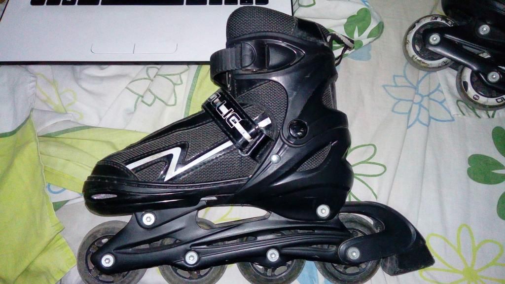Patines Ollie color negro regulable  a 85 soles