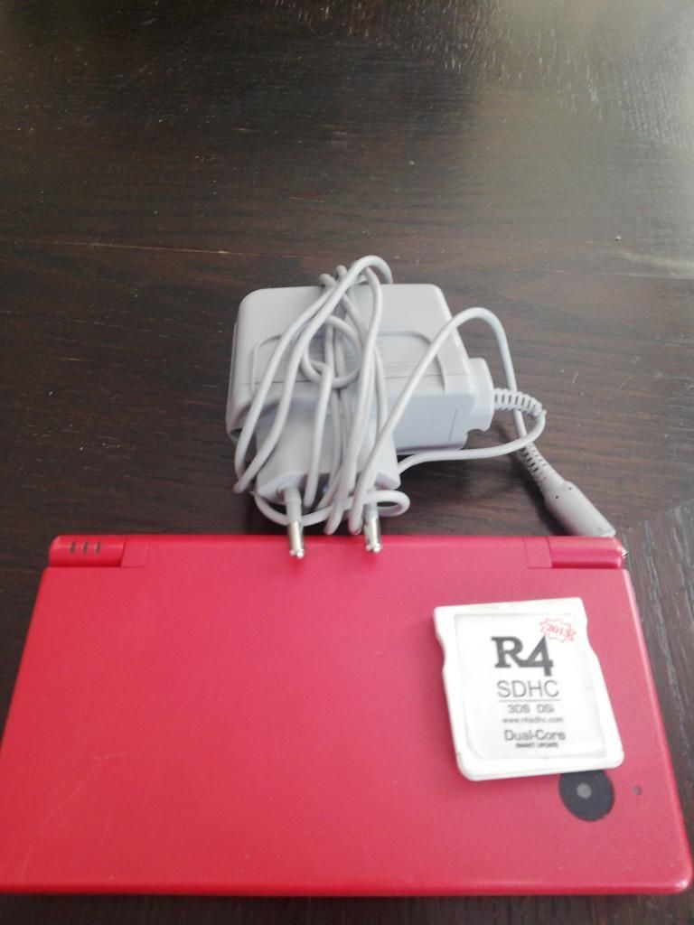 Vendo Nintendo Dsi con Cable Y R4 8gb