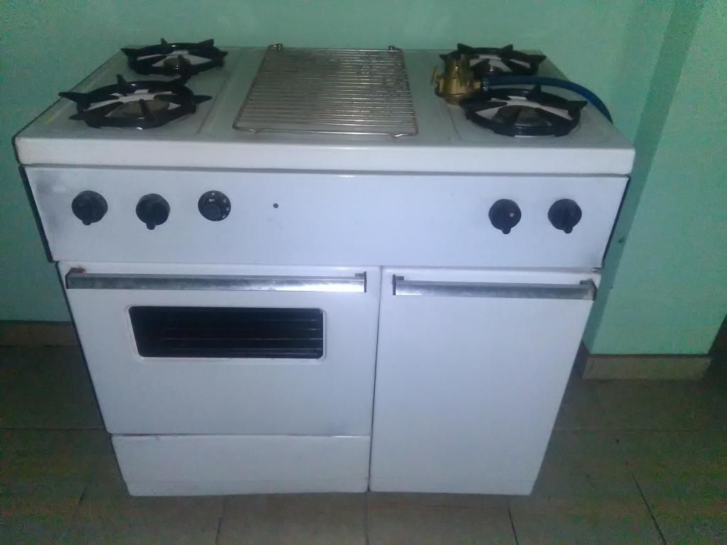 COCINA A GAS DE 4 HORNILLAS