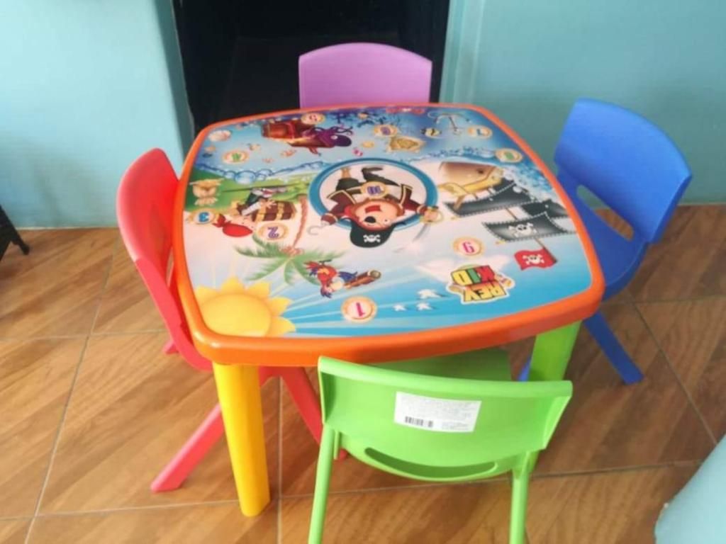 Mesa y sillas infantiles