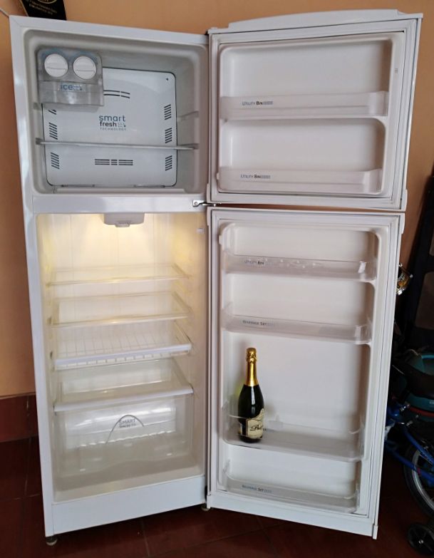 Refrigeradora blanca Sistema No Frost 278 litros