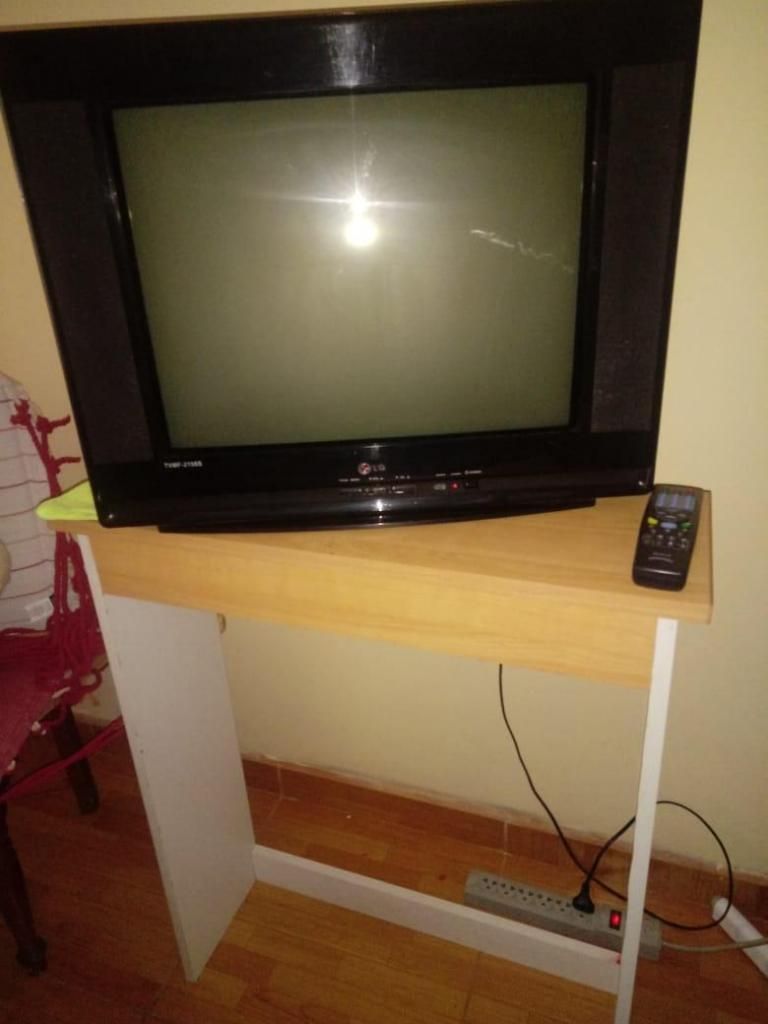 Vendo televisor de 20 pulgadas con mesas 