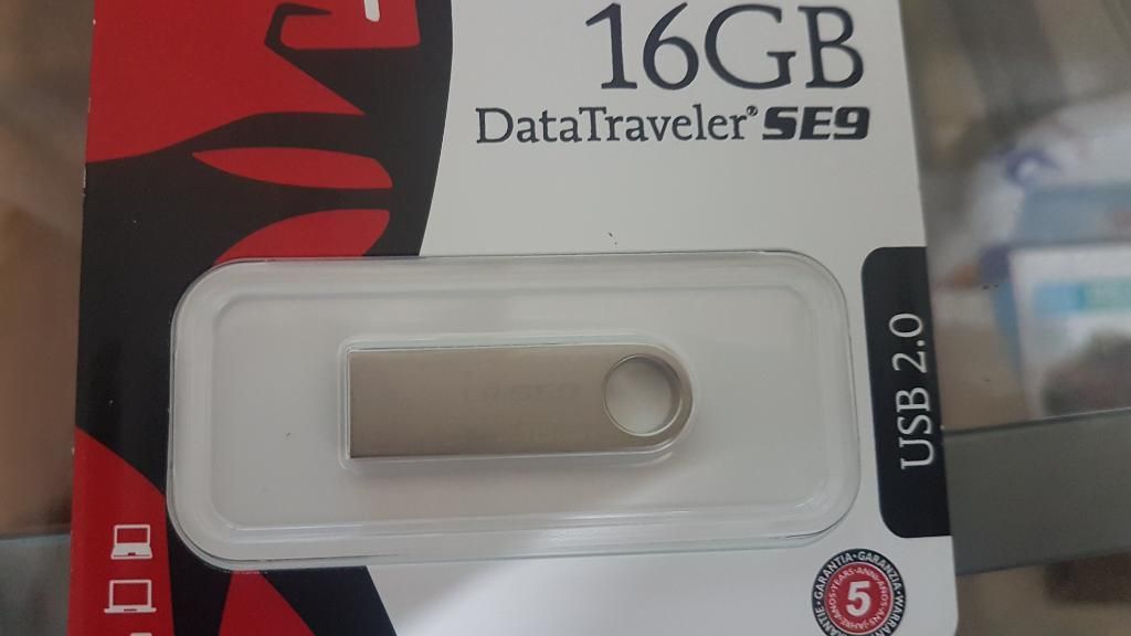USB KINGSTON 16 GB A 20 SOLES Y PLATEADO 25 SOLES