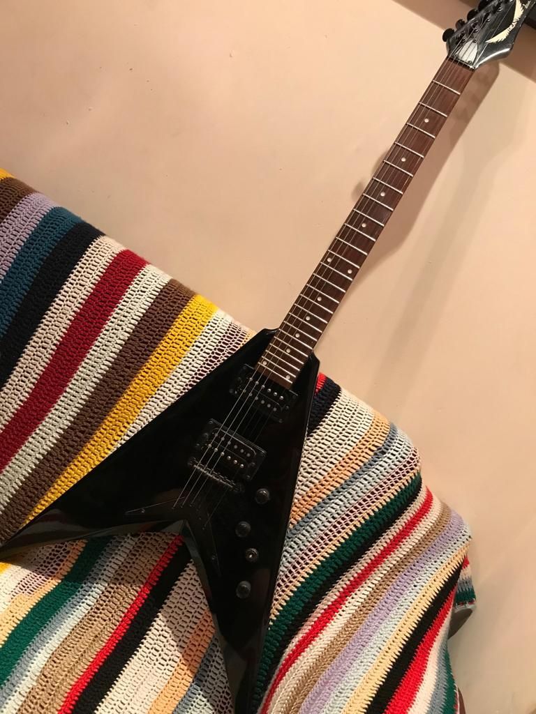GUITARRA ELCTRICA DEAN FLYING V DAVE MUSTAINE SIGNATURE