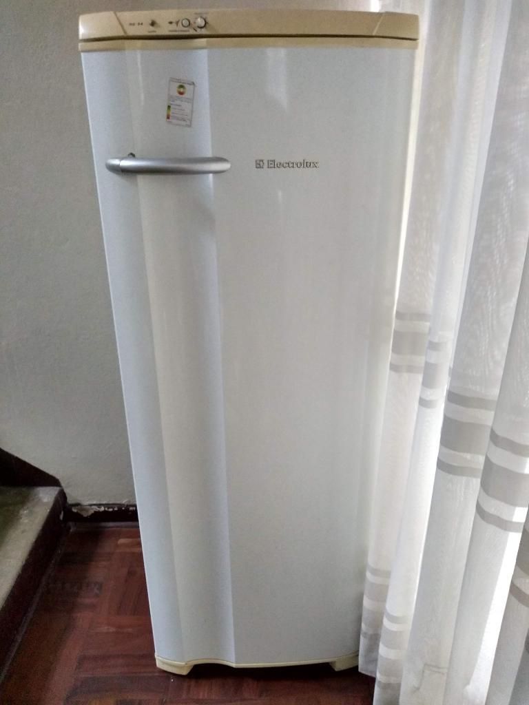 Refrigeradora Electrolux de 400 Lt 9/10