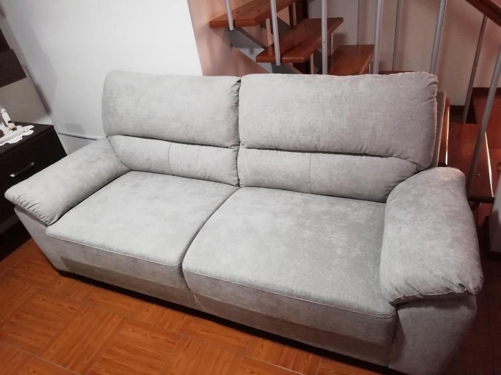 Se vende sofa CORDOVA de 3 cuerpos gris.