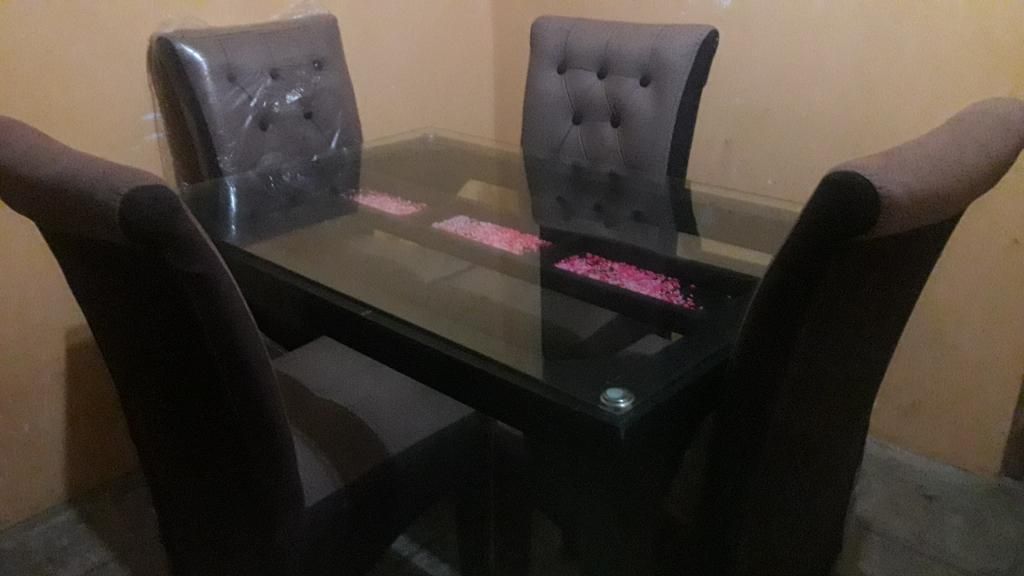 Vendo Mesa de Cuatro Sillas