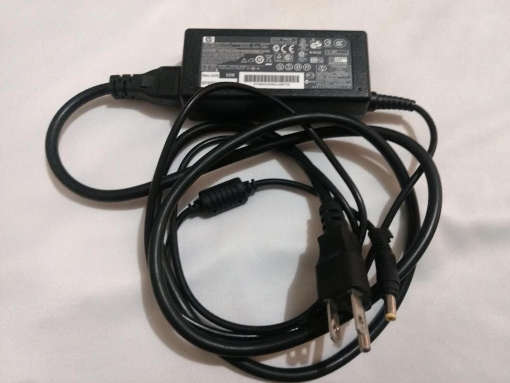 Cargador para laptop HP nuevo.