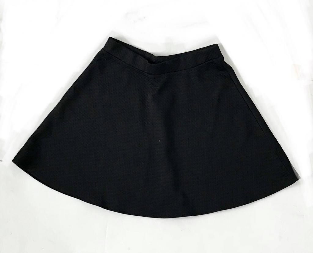 Falda talla S modelo A color negro cintura elastica