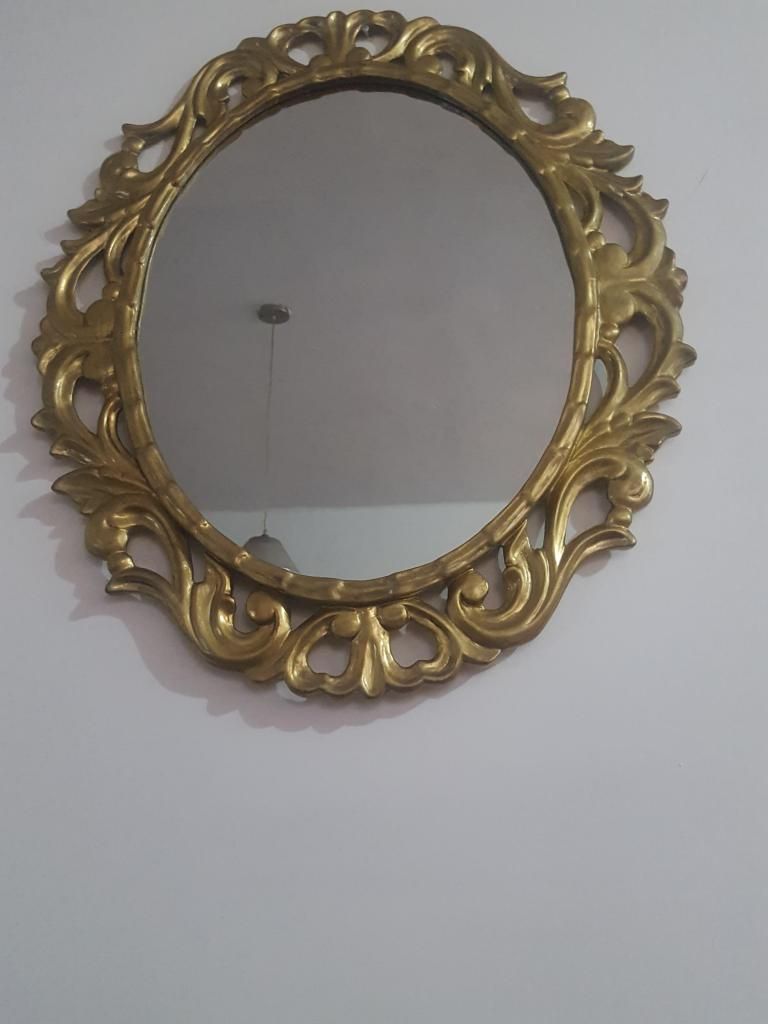 Antiguo espejo en cedro en buenas condiciones