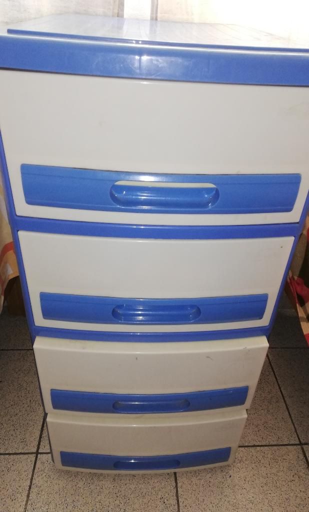 Comoda de Plástico Usado