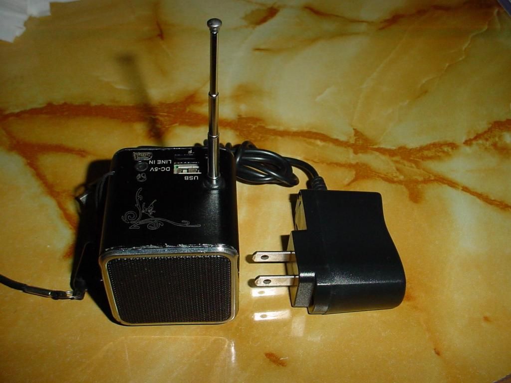 Reproductor portátil de mp3 y radio fm con cargador