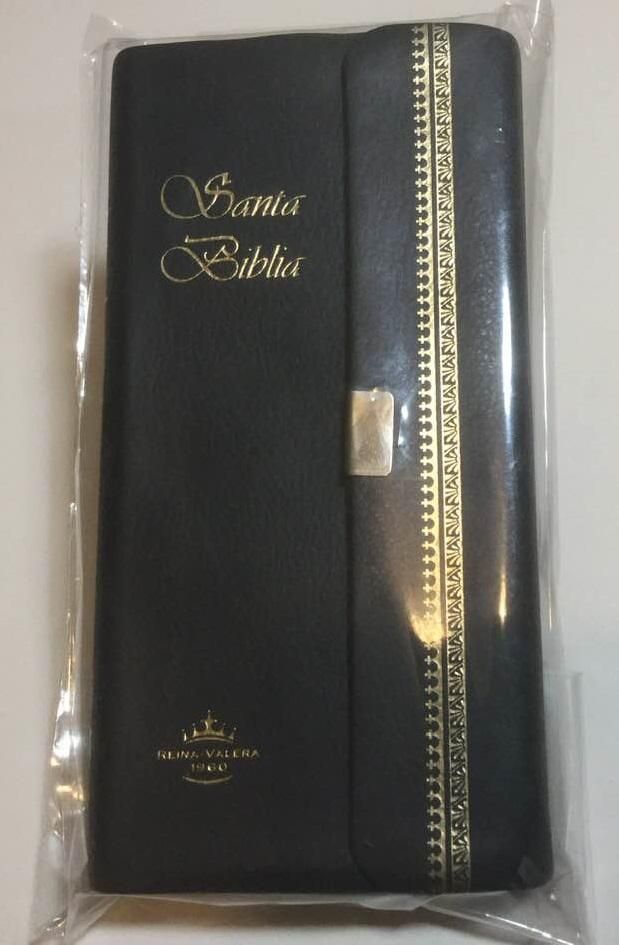 Biblia R.V.  con broche, azul oscuro, filo dorado.
