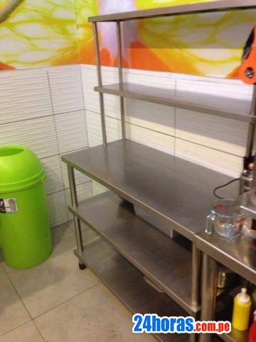 Mesa de acero con cuatro divisiones
