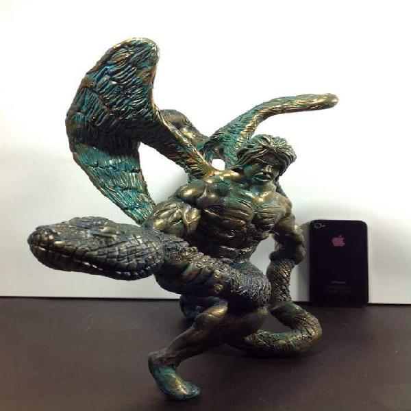 Escultura de Angel con Serpiente