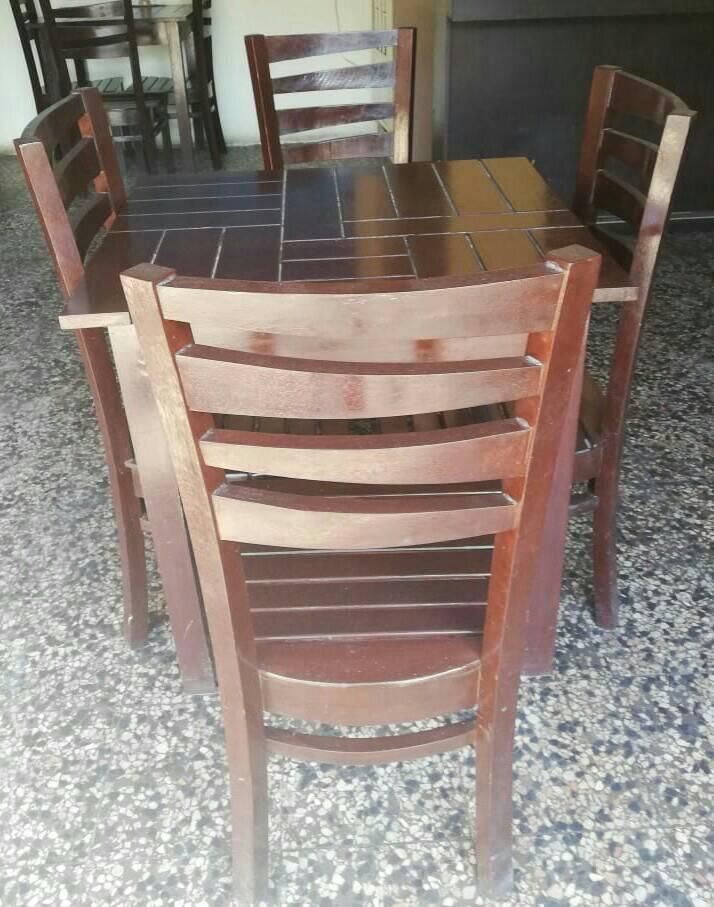 juego de mesa con 4 sillas
