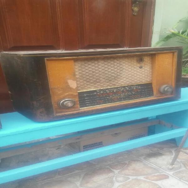 Vendo 2 Radios Y Un Tocadiscos Antiguo