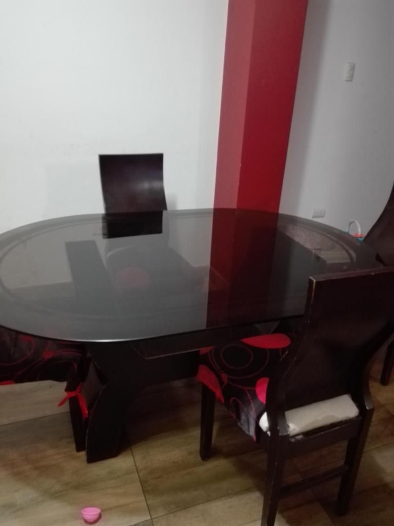 Vendo mesa Comedor con 4 sillas