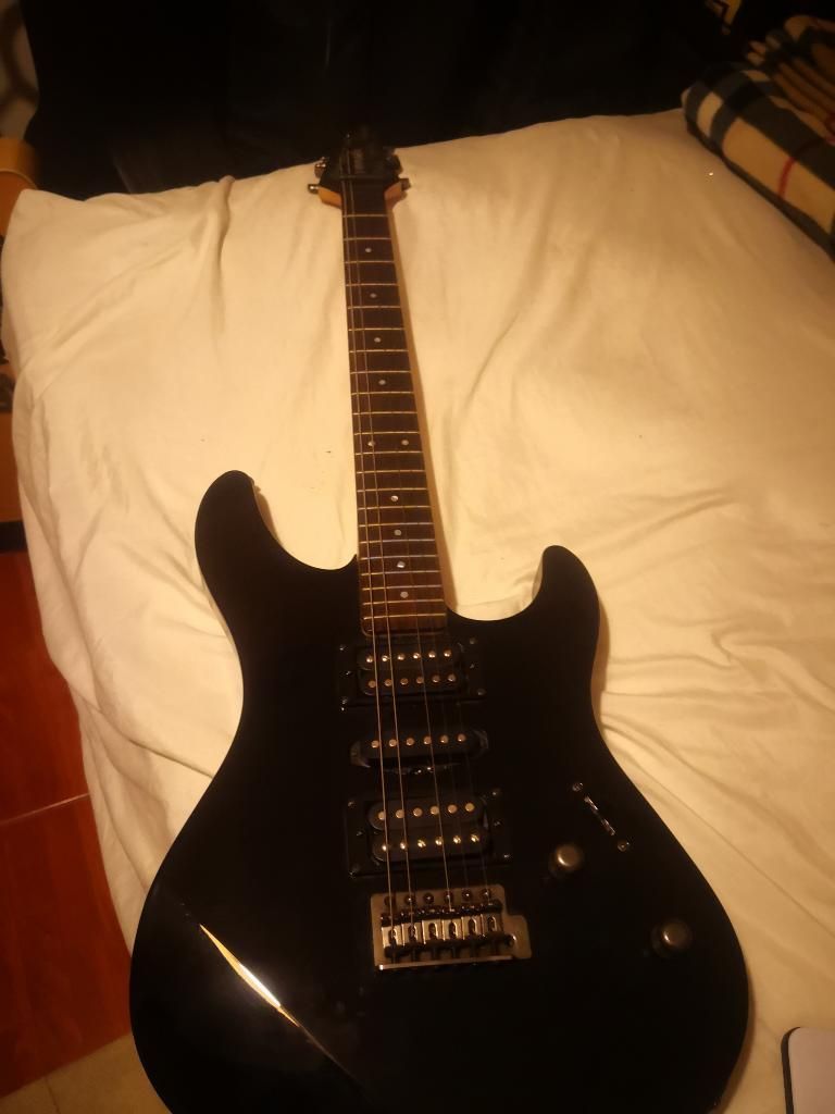 Guitarra Yamaha Modelo 121z