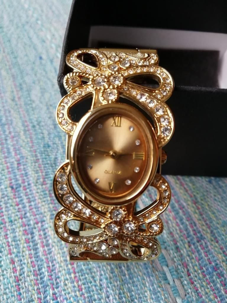 Elegante Reloj Dorado Esika Nuevo