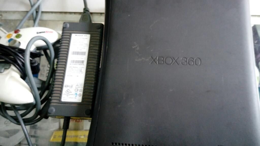 Vend Xbox 360 con 1 Mando 3 Juegos S/299