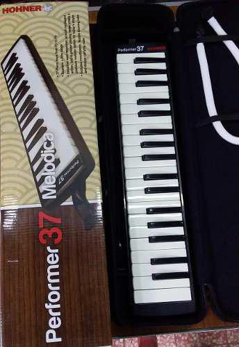 Melodica Honer-performer