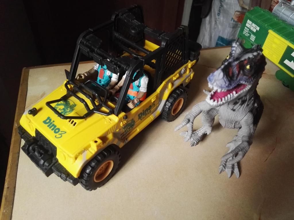 jepp con dinosaurio
