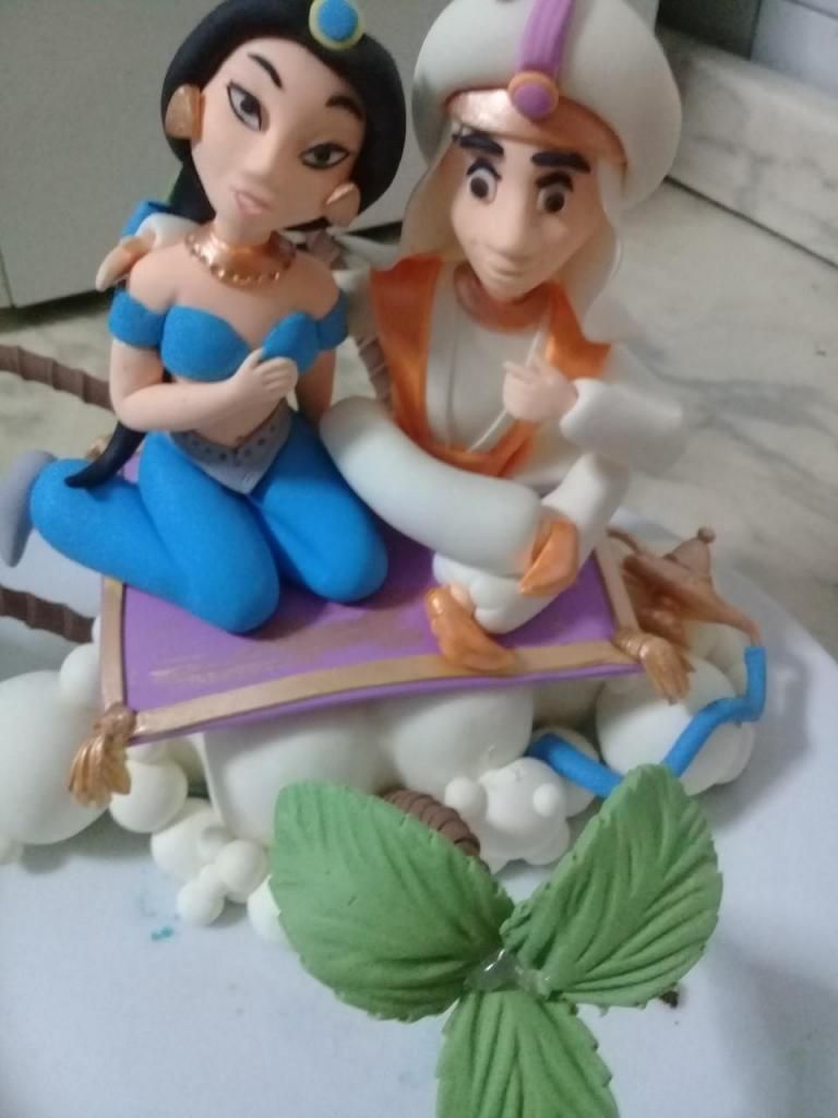 Delicada figura de Aladdín y Jazmín para torta