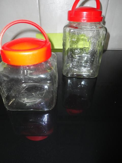 Vendo dos frascos de vidrio con tapa nuevos sin uso s/.25 y