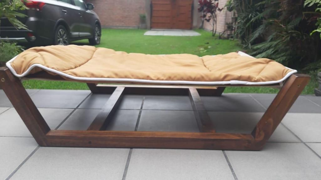 Cama de madera para mascotas.