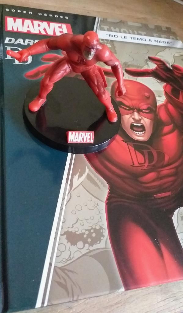 Daredevil con Libro - Colección Marvel