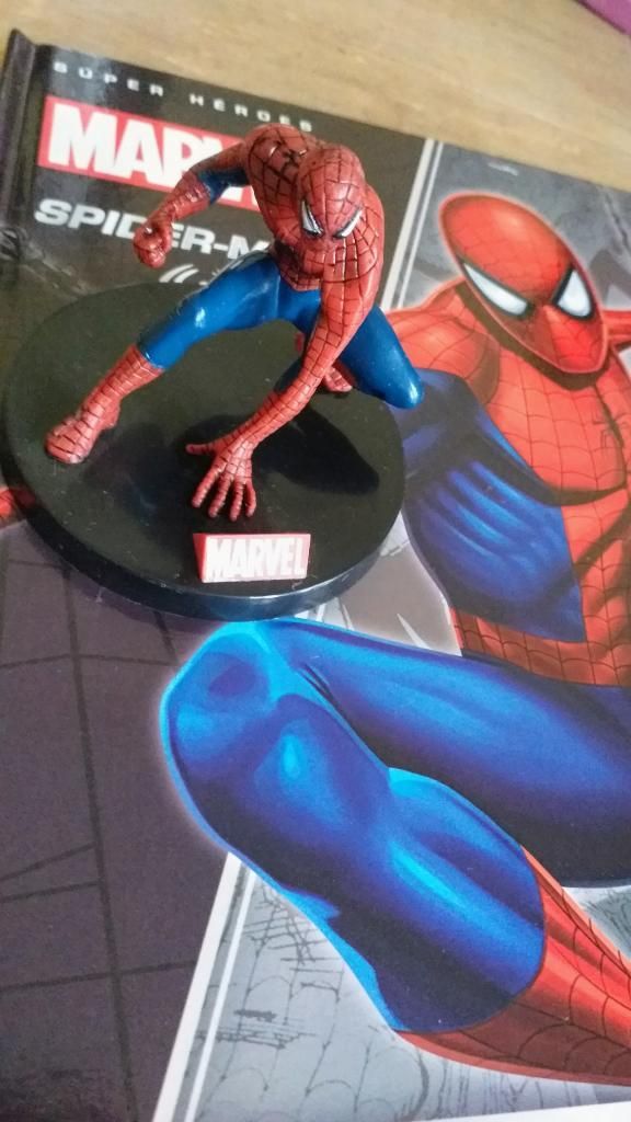 Spiderman con Libro - Colección Marvel