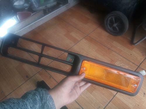 Vendo La Rejilla Con El Direccional Del Nissan Fiera Del 95