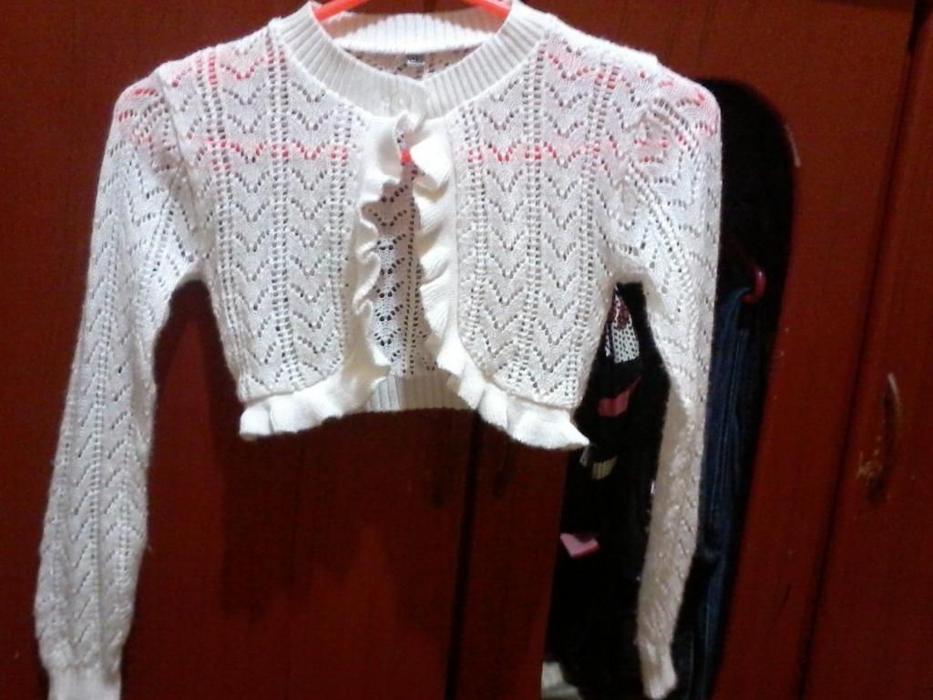 Bolero blusa calada para niñas.