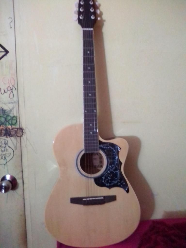 Vendo guitarra poco uso Cuerdas de metal